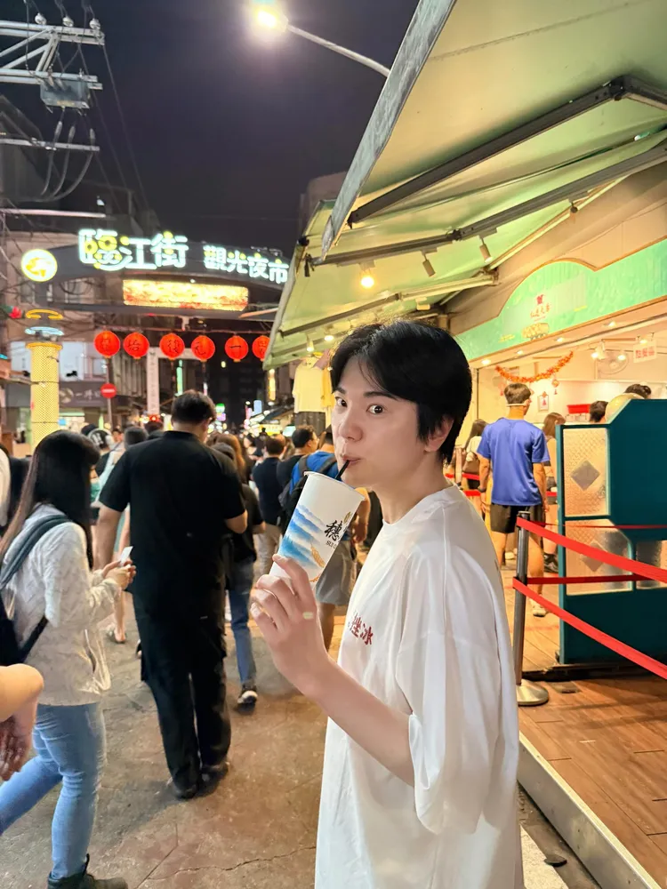 李成種來台多次，首次體驗逛夜市。翻攝李成種IG