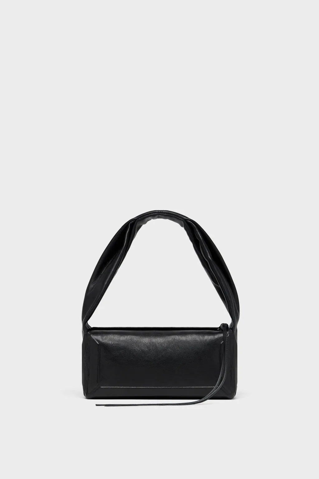Maison Margiela黑色小型羊皮East West Box Bag，6萬元。品牌提供
