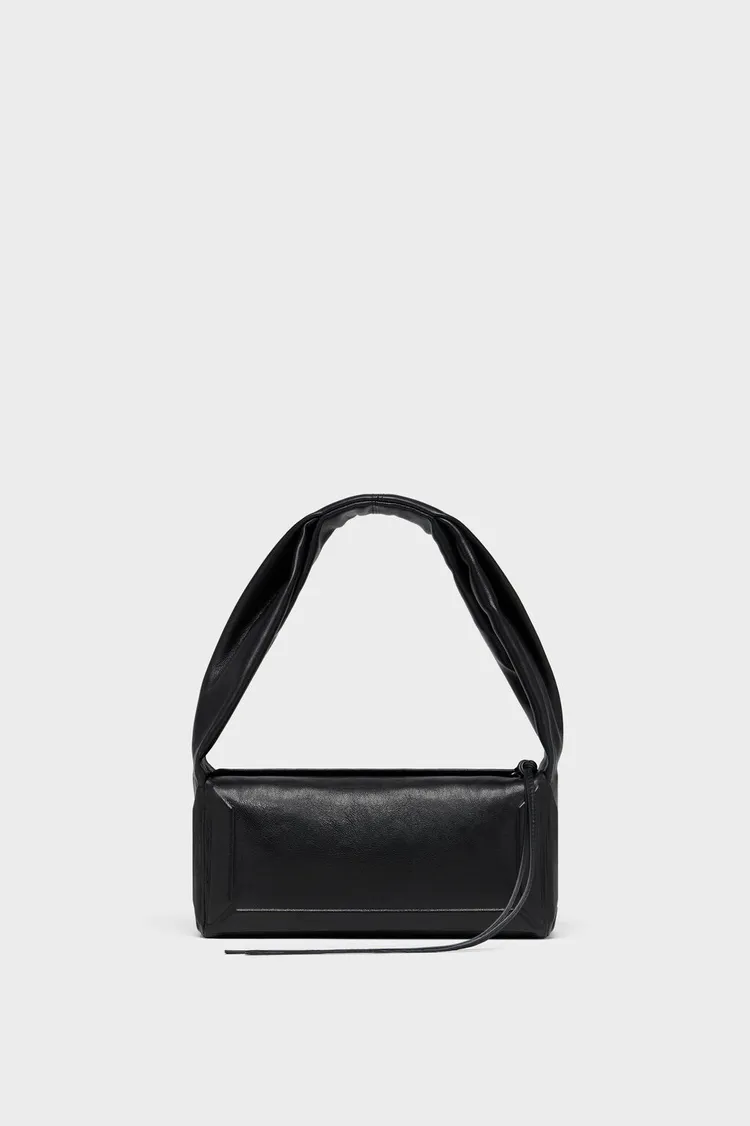 Maison Margiela黑色小型羊皮East West Box Bag，6萬元。品牌提供