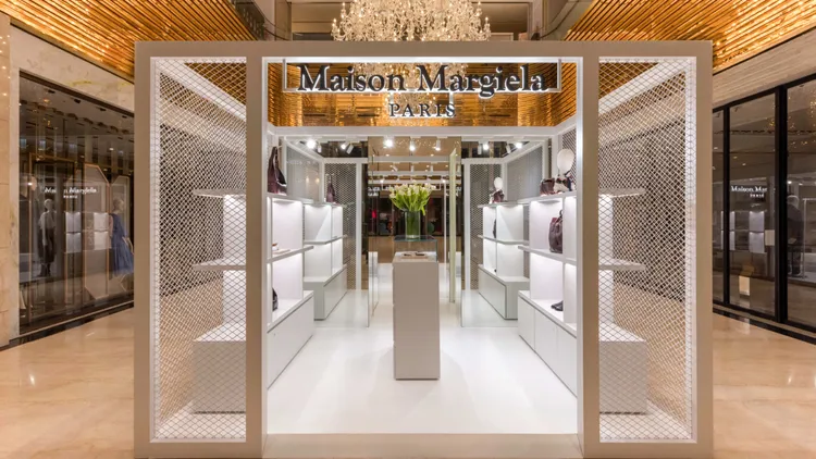 Maison Margiela首間透視店進駐微風信義　彩色波點分趾鞋必收
