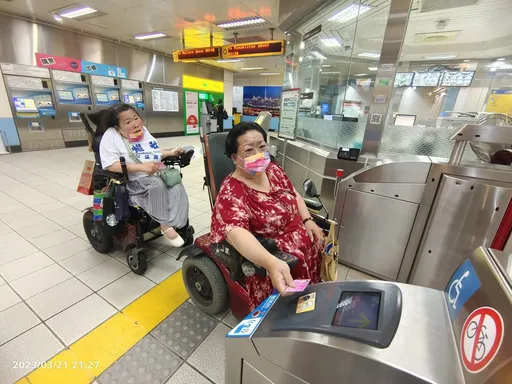 新北敬老愛心卡大升級！侯友宜宣布擴大使用範圍　超商、藥局也能刷