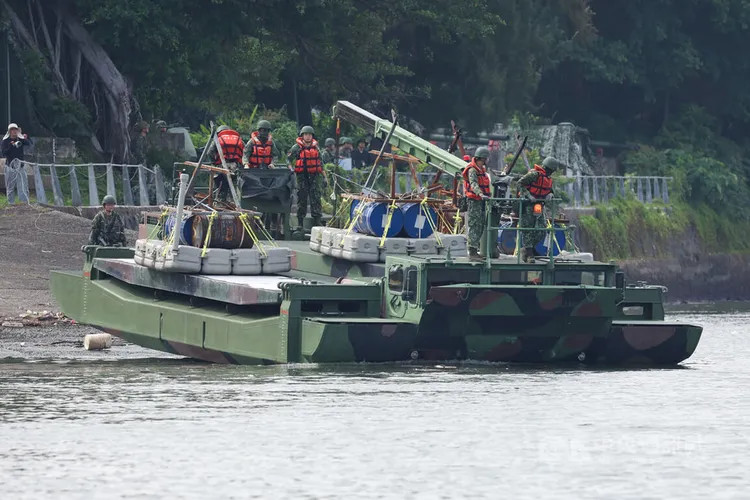 M3浮門橋載運爆破油桶。中央社