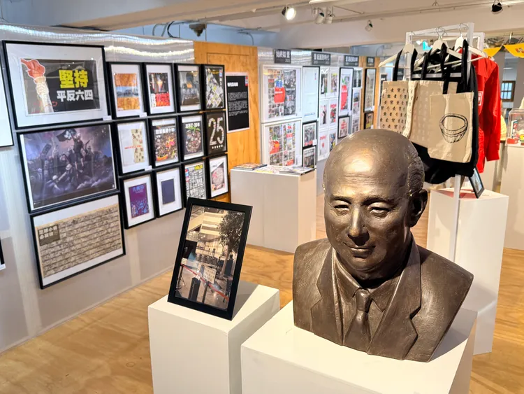 特展內除了當時頭版報導與文物，還有一直展示在蘋果日報大樓內、創辦人黎智英推崇的經濟學者佛利民頭像。