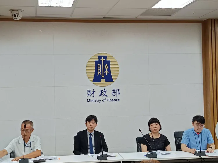 財政部財政資訊中心今召記開記者會，由財資中心主任張文熙(左二)主持。許麗珍攝