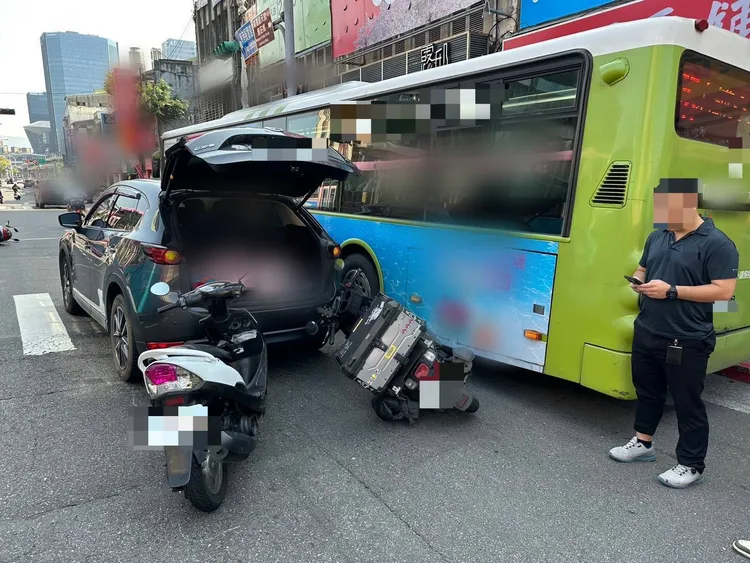 現場機車、小客車、公車接連碰撞，造成2名機車騎士噴飛受傷。翻攝畫面