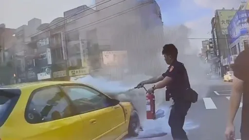 中壢鬧區傍晚驚傳火燒車！　警、消聯手撲滅幸未有人員傷亡