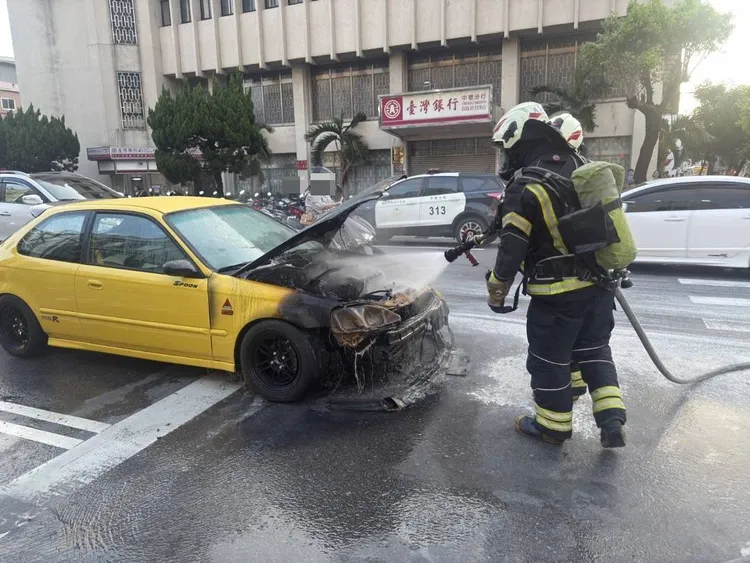 消防人員到場出水降溫。桃園市消防局提供