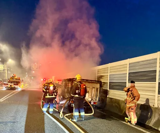 下班尖峰驚魂！新北環快縣民大道匝道火燒車黑煙竄天　3人急逃幸無傷