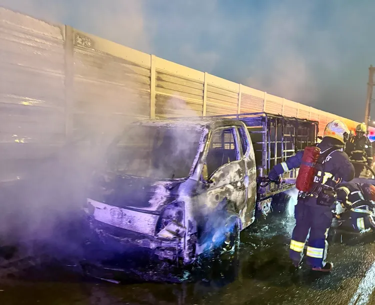 小貨車車頭被燒得面目全非，車上三人緊急逃生，所幸無人傷亡。翻攝畫面
