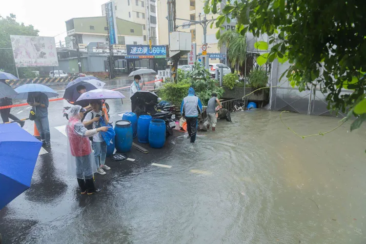 高虹安率市府團隊勘災。新竹市府提供