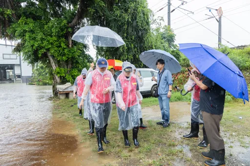豪雨強襲！竹市累積雨量逾143毫米　高虹安勘災並宣布中午起停班課
