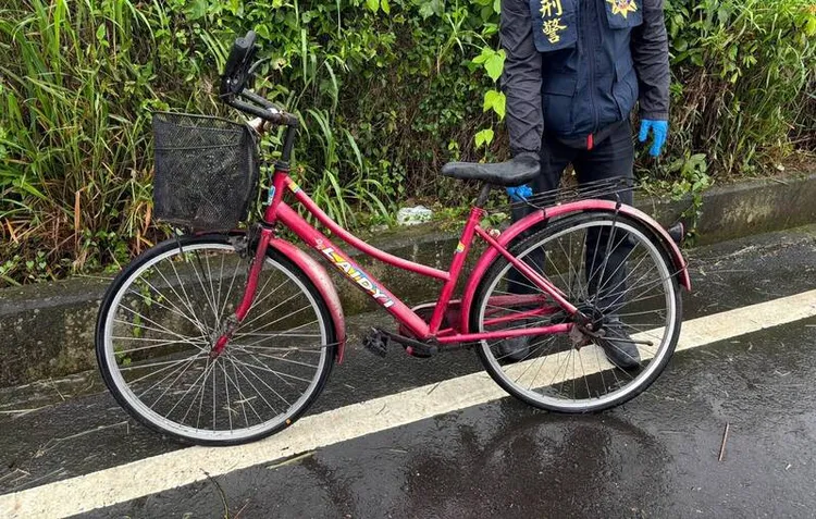 死者吳男騎腳踏車被撞，噴飛摔入水溝，被發現時已經身亡。警方提供