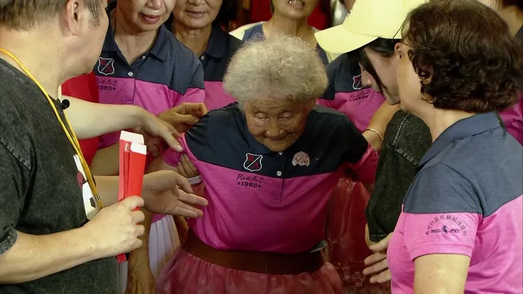 96歲阿嬤到場挺大集合。民視提供