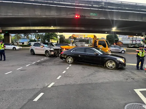 千萬級別事故！CayenneS硬扛賓士 S400　保時捷車頭爆裂零件掉一地
