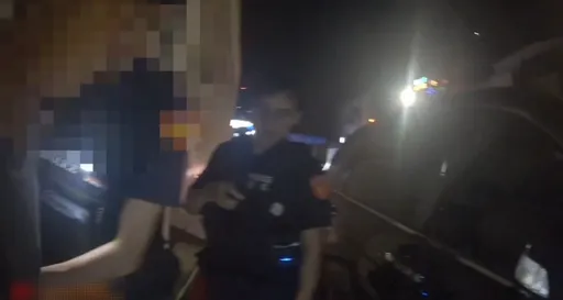 見警心虛拔腿狂奔百公尺！鼓山警攔截圍捕巷內逮毒駕男