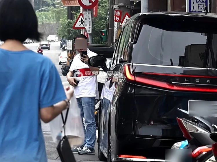 2026/4/29，郭台銘和謝女提前離開大溪球場，在三峽市區遊車河1小時，司機下車反拍。特勤中心攝