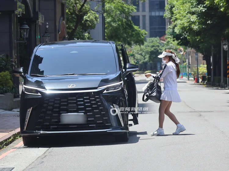 2026/4/26，謝女從停車場出來上郭台銘專車。特勤中心攝