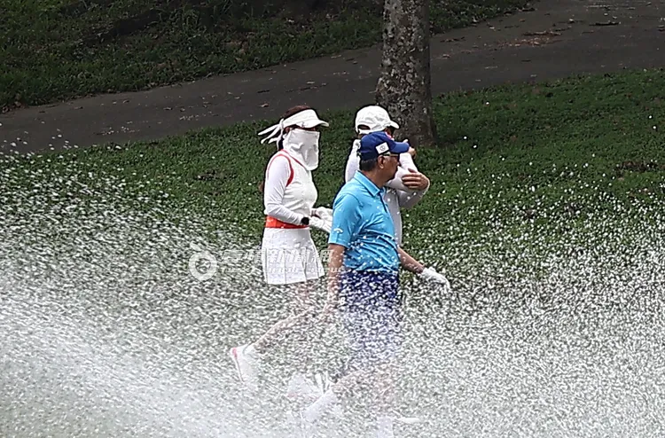 2026/4/11，郭台銘（中）與球友聊得盡興，謝女（左）跟在後面聽得津津有味。特勤中心攝