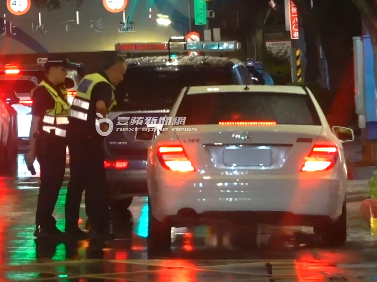 2026/4/29，謝女在車上和巡邏員警交談。特勤中心攝