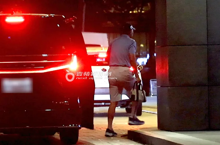 2026/4/12，郭台銘提袋子再度在寒舍艾美酒店下車，祭出調虎離山計保護密友。特勤中心攝