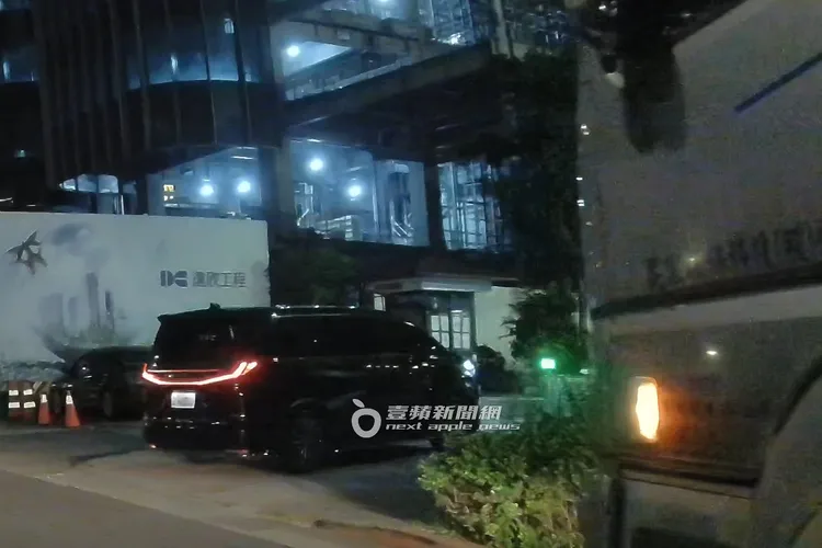 2026/4/12，郭台銘專車載謝女到信義警分局交通分隊外停車。特勤中心攝