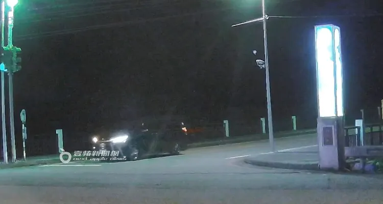 2026/5/9晚間，郭台銘與謝女在大溪山莊待1小時，才搭保母車離開。特勤中心攝
