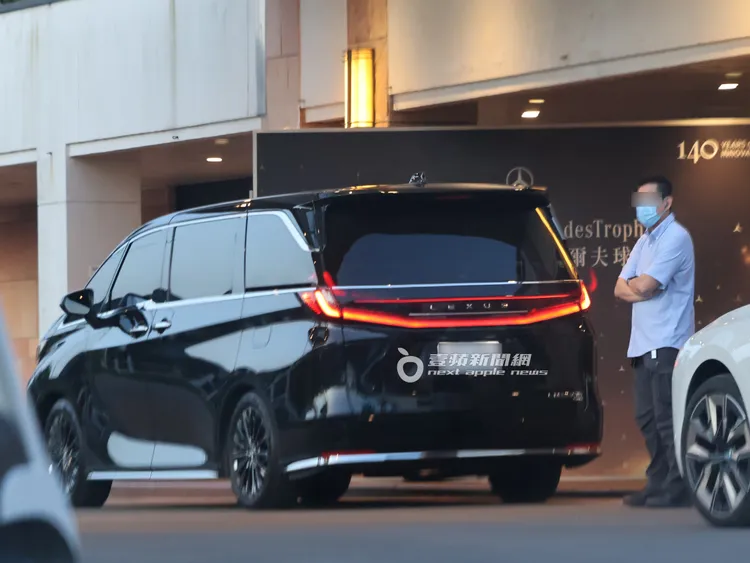 2026/4/26，郭台銘司機在保母車旁警戒待命。特勤中心攝