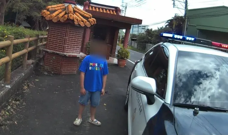 警方據報發現因迷路而受驚嚇的男童。蘆竹警分局提供