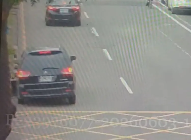 男子駕車自撞分隔島。翻攝畫面