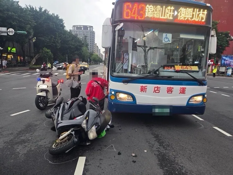 公車與騎士發生車禍。翻攝畫面