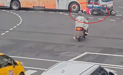 北市公車駕駛「恍神」闖紅燈　恐怖！險將機車騎士爆頭