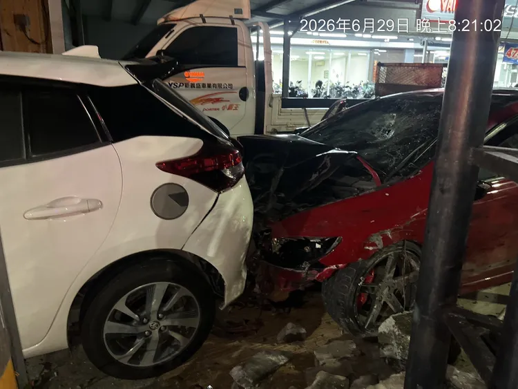 自小客失控撞2機車，造成2死。翻攝畫面