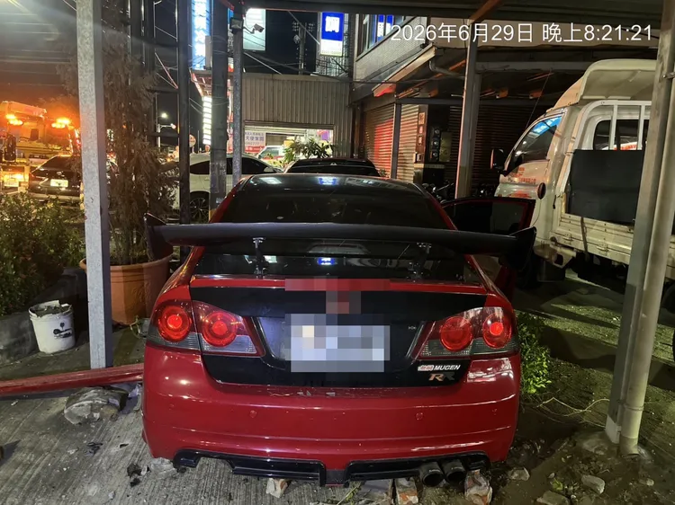 自小客失控撞2機車，造成2死。翻攝畫面