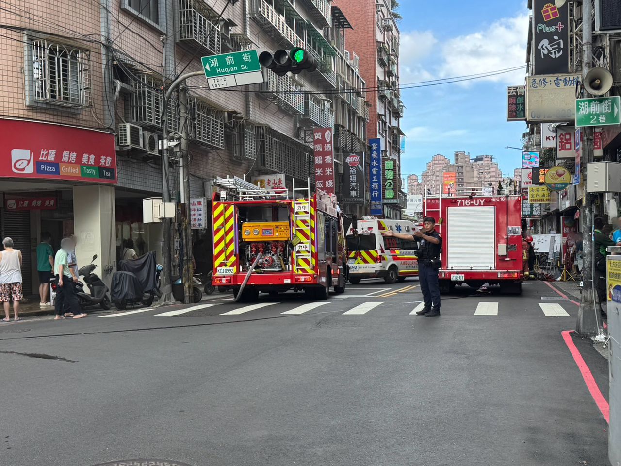 汐止民宅火警濃煙竄天 警消救出受困屋主送醫