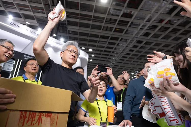輝達黃仁勳再度造訪緯穎攤位。翻攝緯穎臉書粉專
