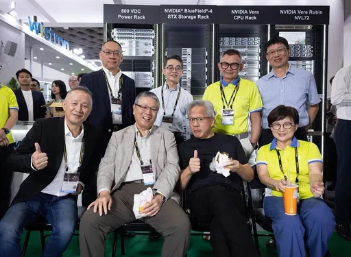 黃仁勳再訪緯穎攤位大啖刈包！攜手秀CPO技術　瞄準下一代AI資料中心