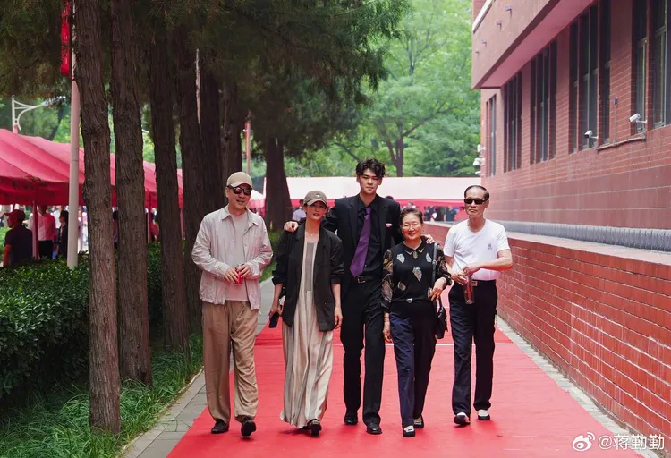 陳建斌一家人參加兒子虎虎高中畢業典禮，虎虎身高近190公分相當搶眼。翻攝蔣勤勤微博