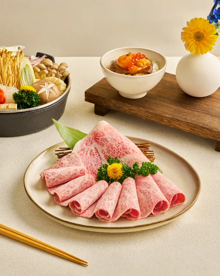 「好事發生・壽喜燒限定套餐」推出帶來味覺極上享受的「熊本A5和牛雙享」，嚴選熊本縣的頂級和牛品種「和王」，以精華部位肋眼、翼板帶來豐富油脂香氣與細緻口感。業者提供