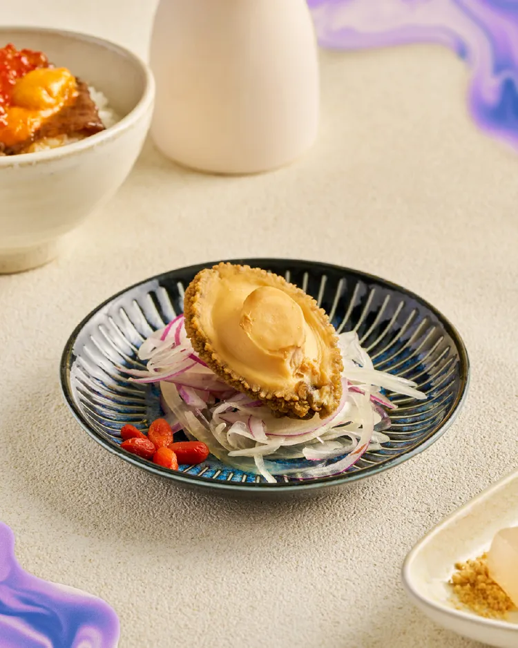 「好事發生・壽喜燒限定套餐」中結合多樣活動期間的獨有美味，「酒香鮑魚」作為冷盤前菜富有淡淡紹興酒香氣，口感軟嫩且冰涼開胃。業者提供