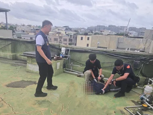 車牌有異見警狂逃！遁入死巷躲公寓頂樓仍難逃法網　一查原來是這身分