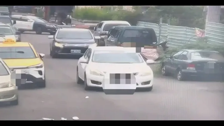 陸姓駕駛發現警方尾隨後，隨即加速駕車逃逸。翻攝畫面