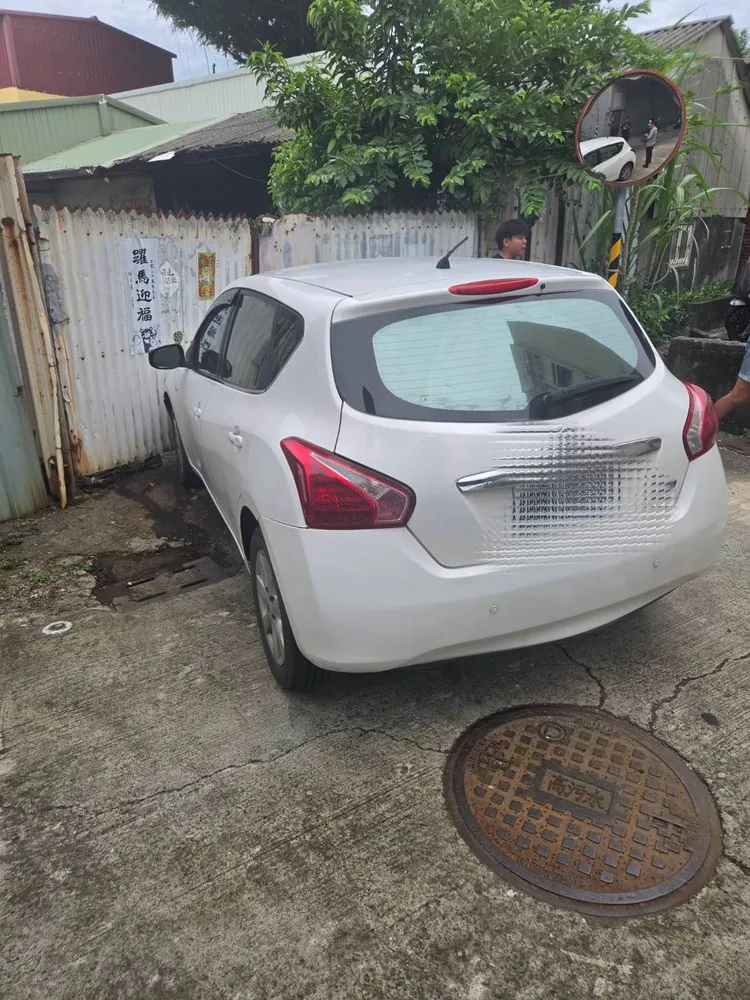 陸嫌一路逃竄，最終誤闖鎮東一街巷弄底端死巷。翻攝畫面