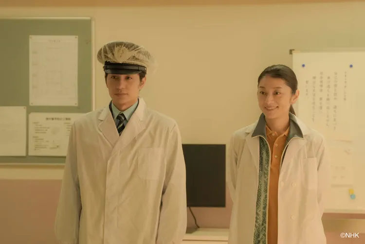 小池榮子（右）與負責炊場的刑務官中村蒼對監獄餐點有截然不同的看法。Hami Video提供
