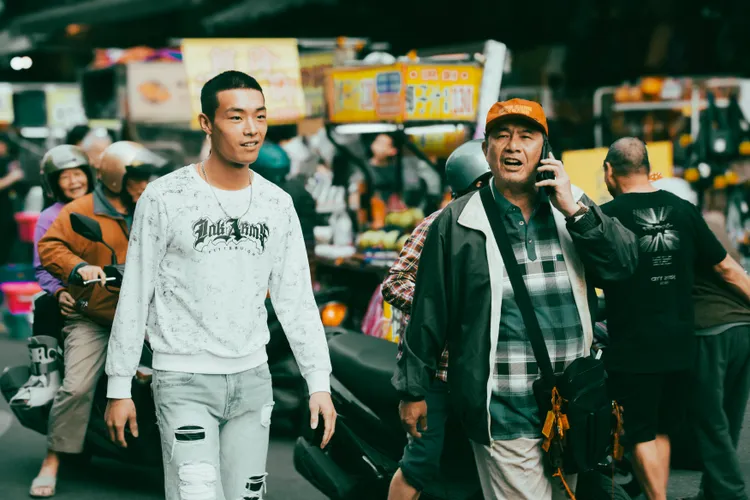 洪都拉斯(右)、牧森(左)在財富自由跟黑道追殺間求生。公視台語台提供