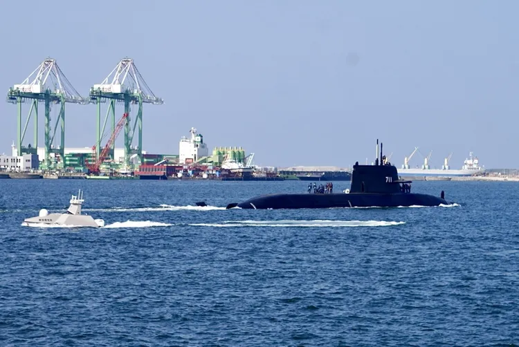 海鯤艦1日上午出海測試，台船研發的「奮進魔鬼魚號」隨行。中央社