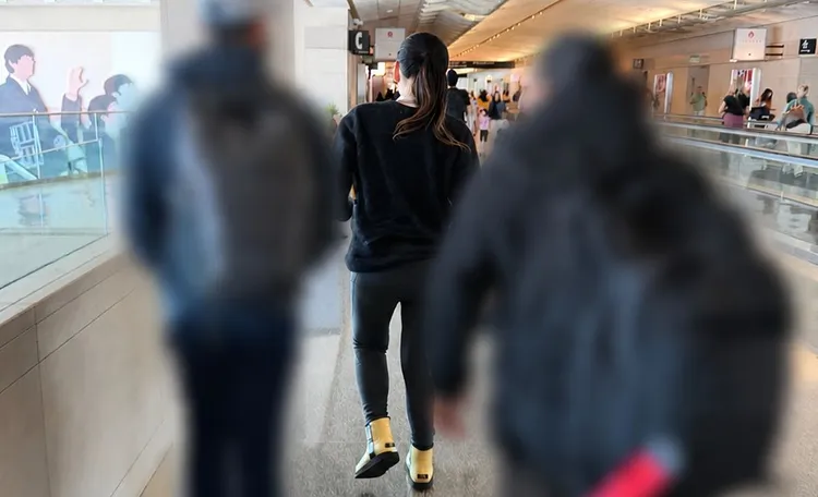 美國機場押解通緝犯劉喬安(中)。警方提供