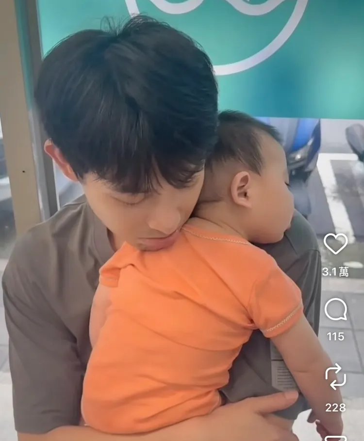 連晨翔趴在女兒肩上哀怨求助。翻攝自連晨翔IG