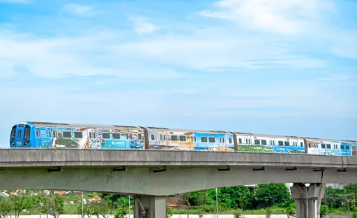 35公里桃園珍珠海岸「穿」在列車上！　地景藝術節桃捷彩繪列車啟航