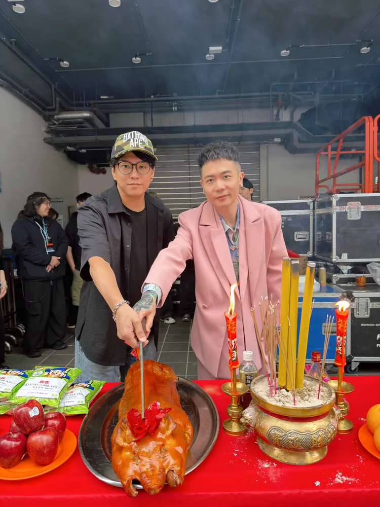 蕭秉治（右）圓夢獲得專屬祈福小金豬，左為嘉賓阿弟。相信音樂提供