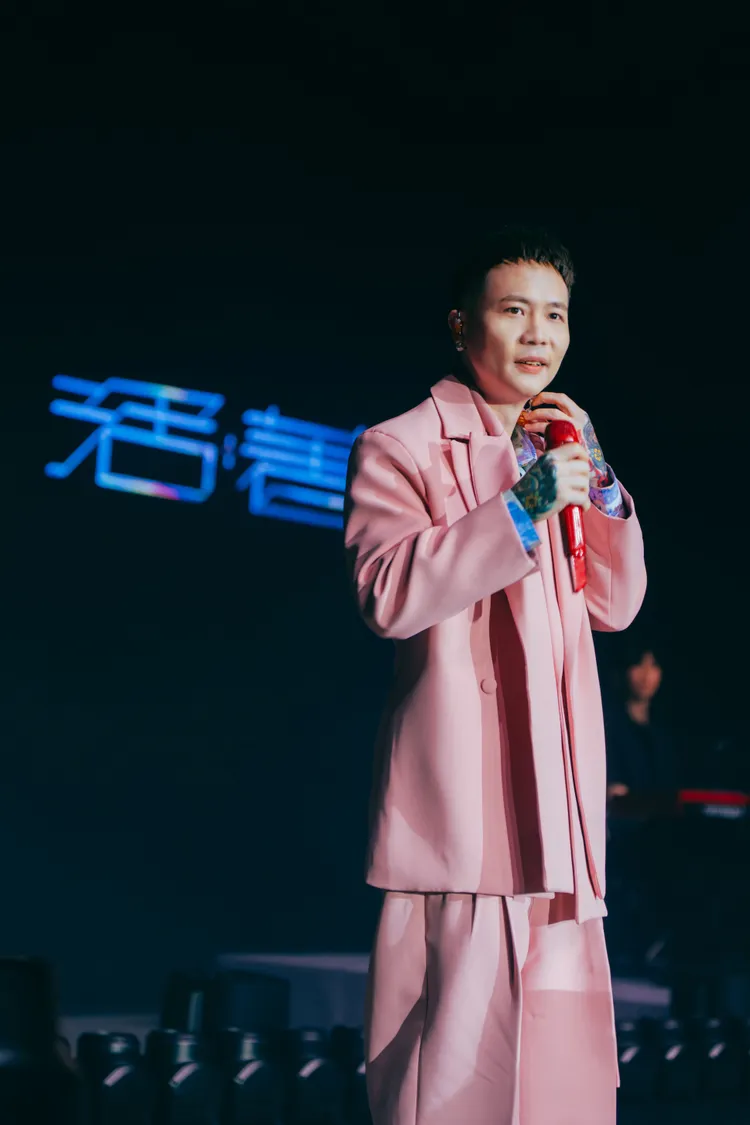 蕭秉治首度以個人之姿於香港開唱，苦練粵語歌展誠意。相信音樂提供